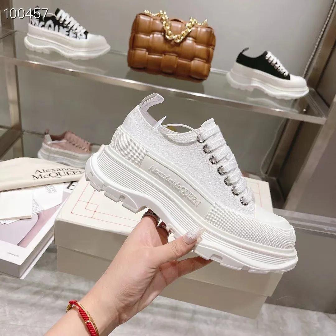 👟👟Ex-factory price 580👟👟 The latest version of Alexander McQueen's men's and women's couple's model is a hot item👑Purchase version original version 1:1 Fabric: Original imported waterproof canvas Lining: Imported water-resistant sheepskin, strong, stain-resistant and breathable. Insole: Imported silk lining Outsole: TPU multi-layer original combination sole (not the ordinary sole on the market) Packaging: Comes with original shoe box, cloth bag, certificate card Code number: 34-45
